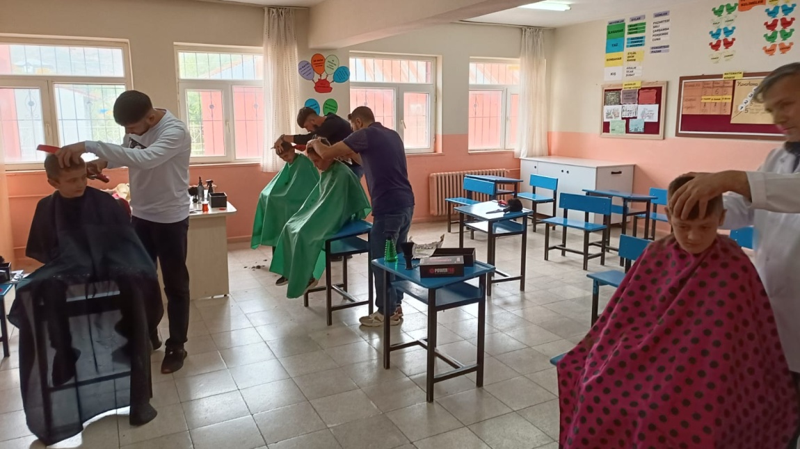 Bingöl Esnaf ve Sanatkarlar Odası Başkanlığı Sosyal sorumluluk projesi kapsamında Kuaför Yunus okulumuzdaki öğrencilerin saç tıraşlarını yaptı.